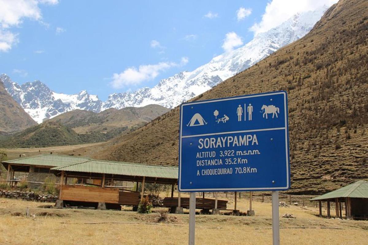 un cartello blu davanti a una montagna