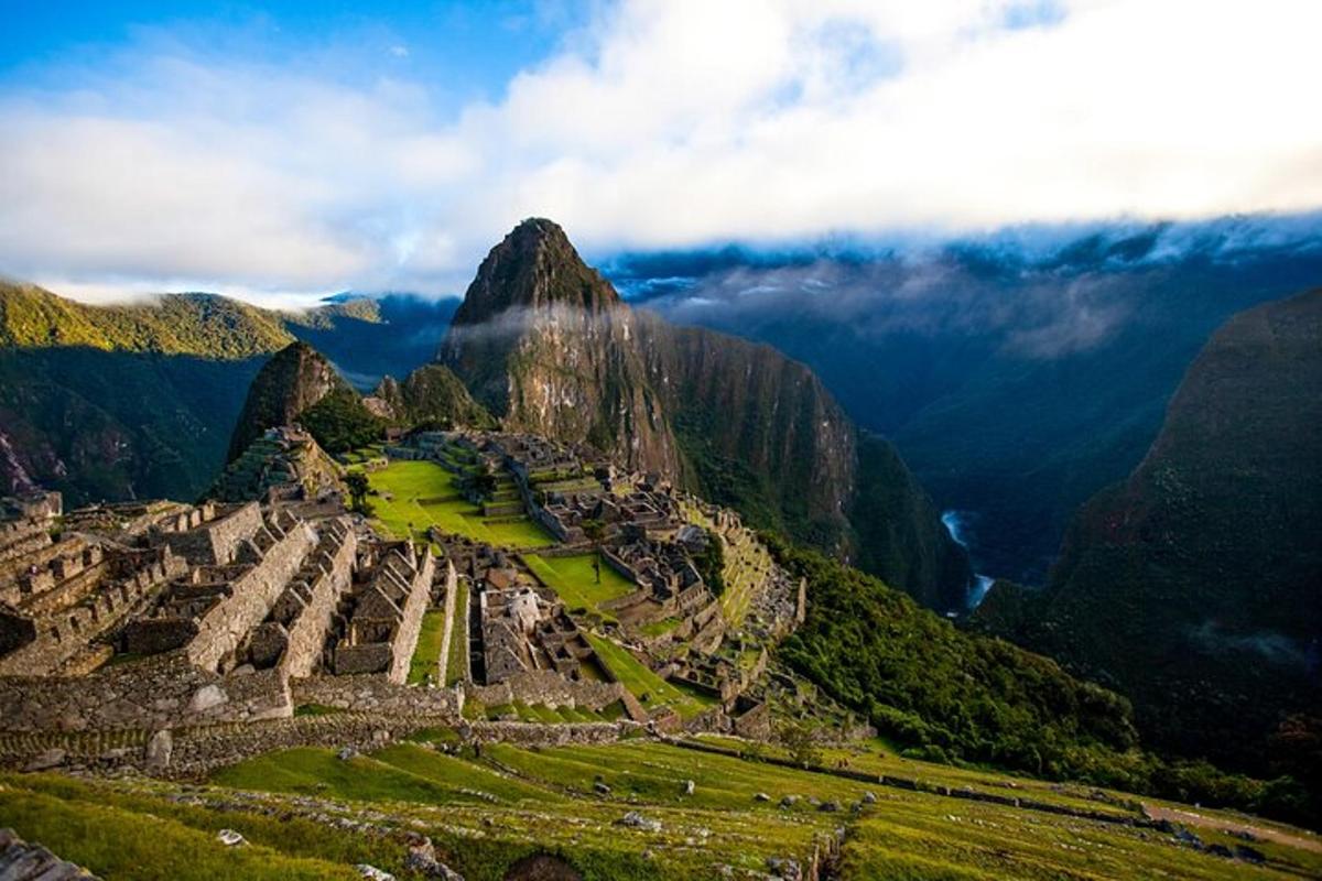 Letecký pohled na ruiny Machu Picchu v horách
