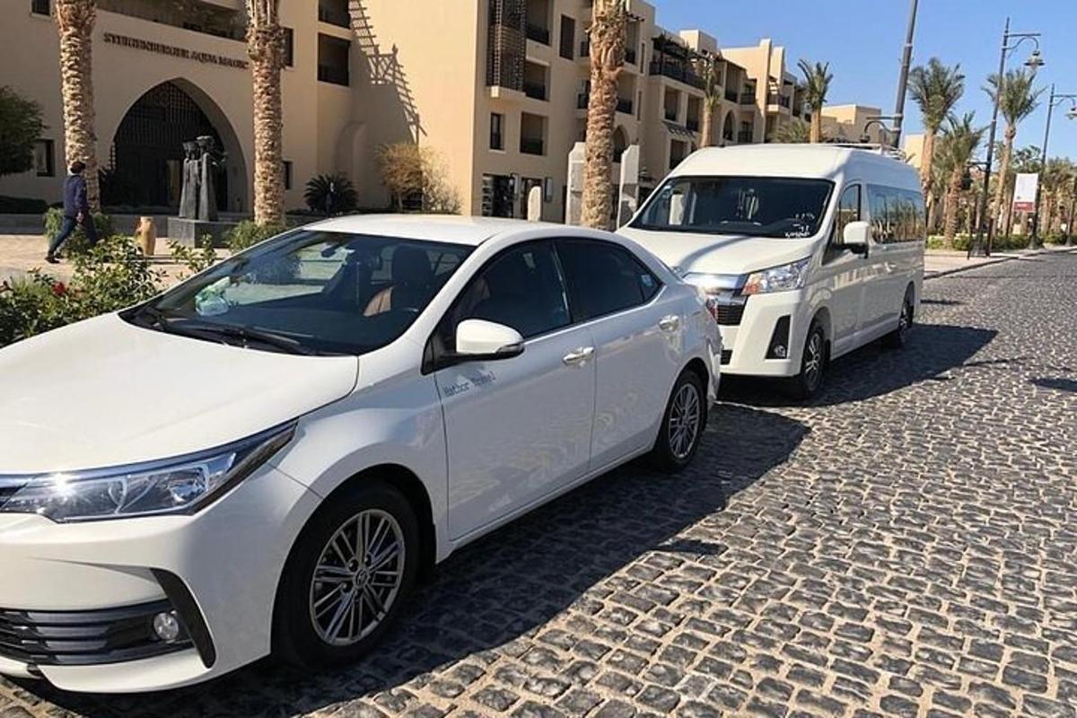 bílé auto a bílá dodávka zaparkované na ulici