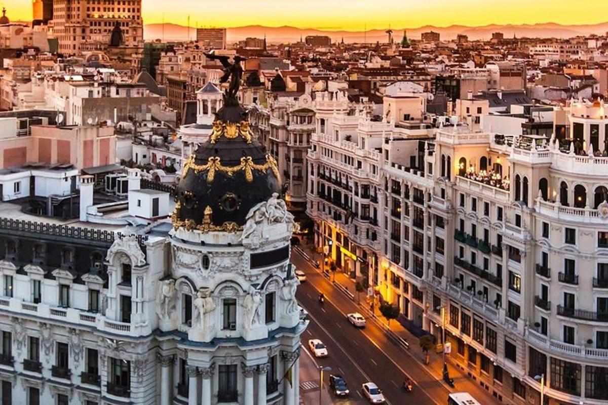 una vista aérea de una ciudad al atardecer