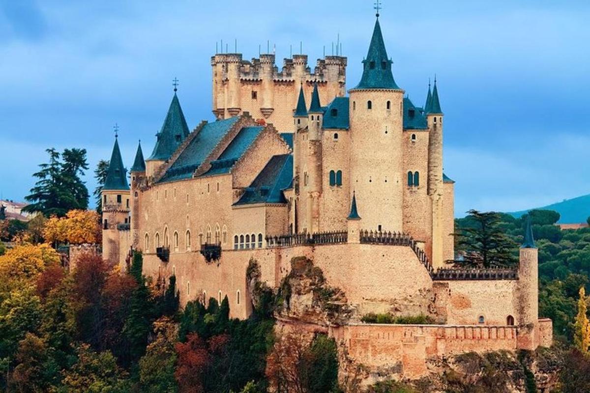 Un gran castillo situado en la cima de una colina