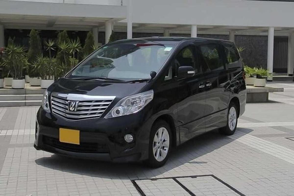 một chiếc xe tải màu đen đỗ trong bãi đậu xe