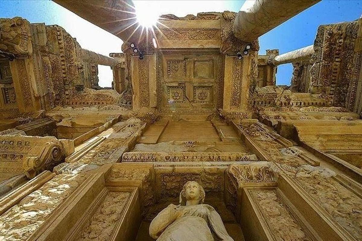 Un edificio con una estatua en el medio.