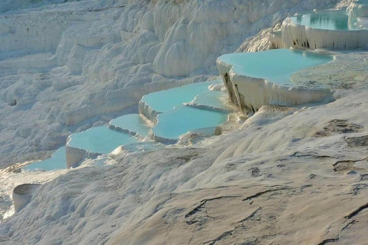 empangan ais di atas gunung di padang pasir