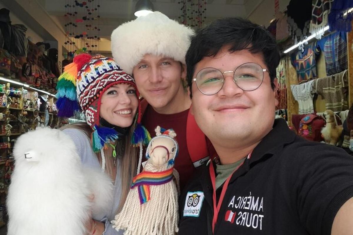 ชายสองคนและผู้หญิงคนหนึ่งกำลังโพสท่าถ่ายรูปในร้านค้า