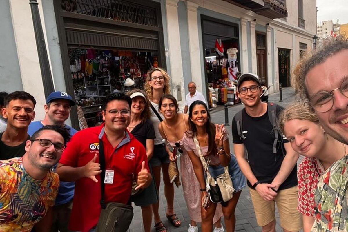 skupina lidí pózujících pro fotografii na ulici