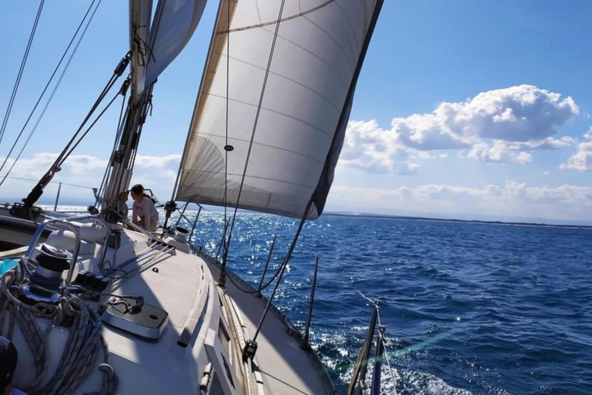 ένα άτομο σε ιστιοπλοϊκό στον ωκεανό
