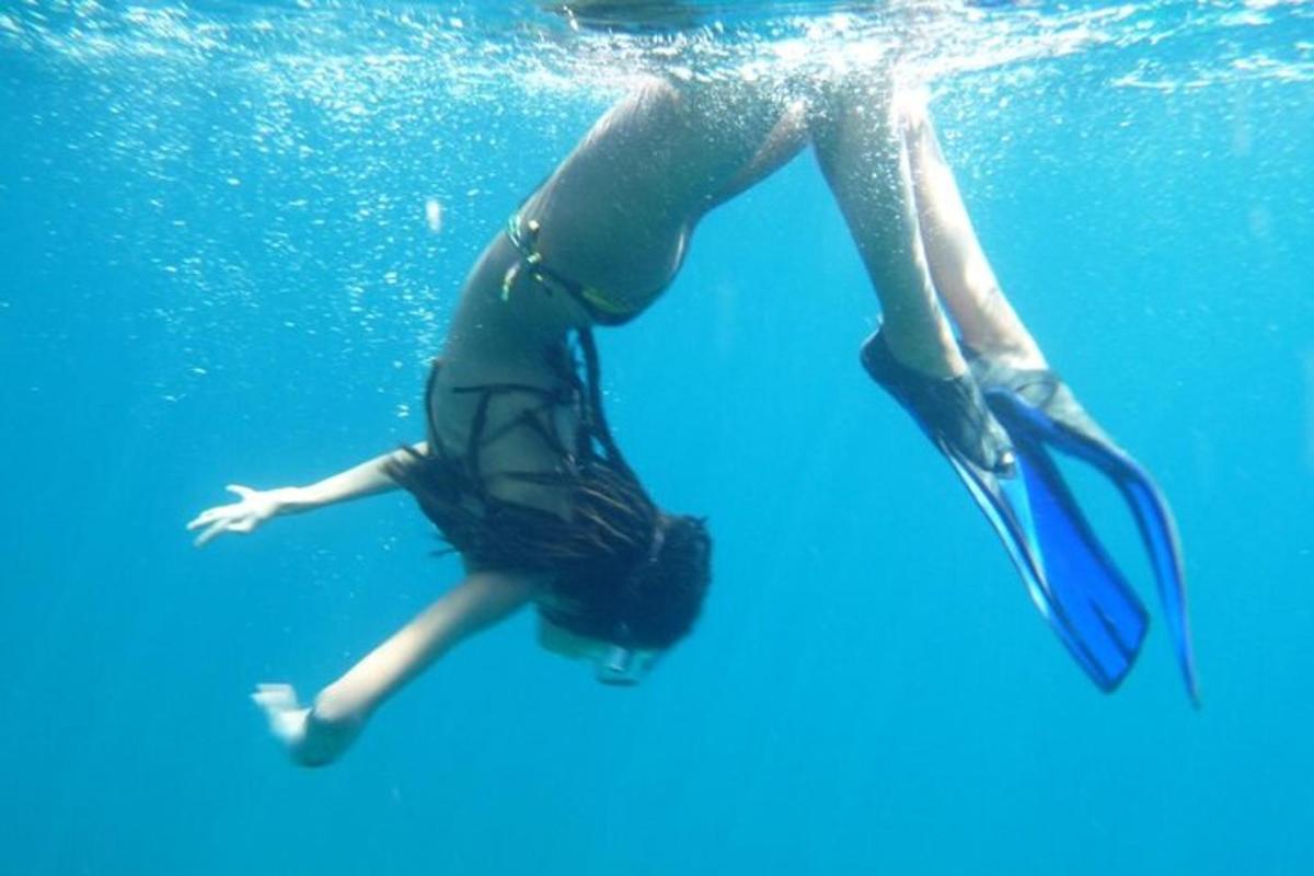một người đang bơi trong nước
