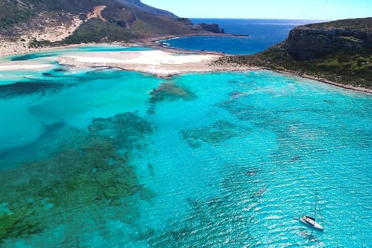 una vista aerea di una spiaggia con una barca in acqua