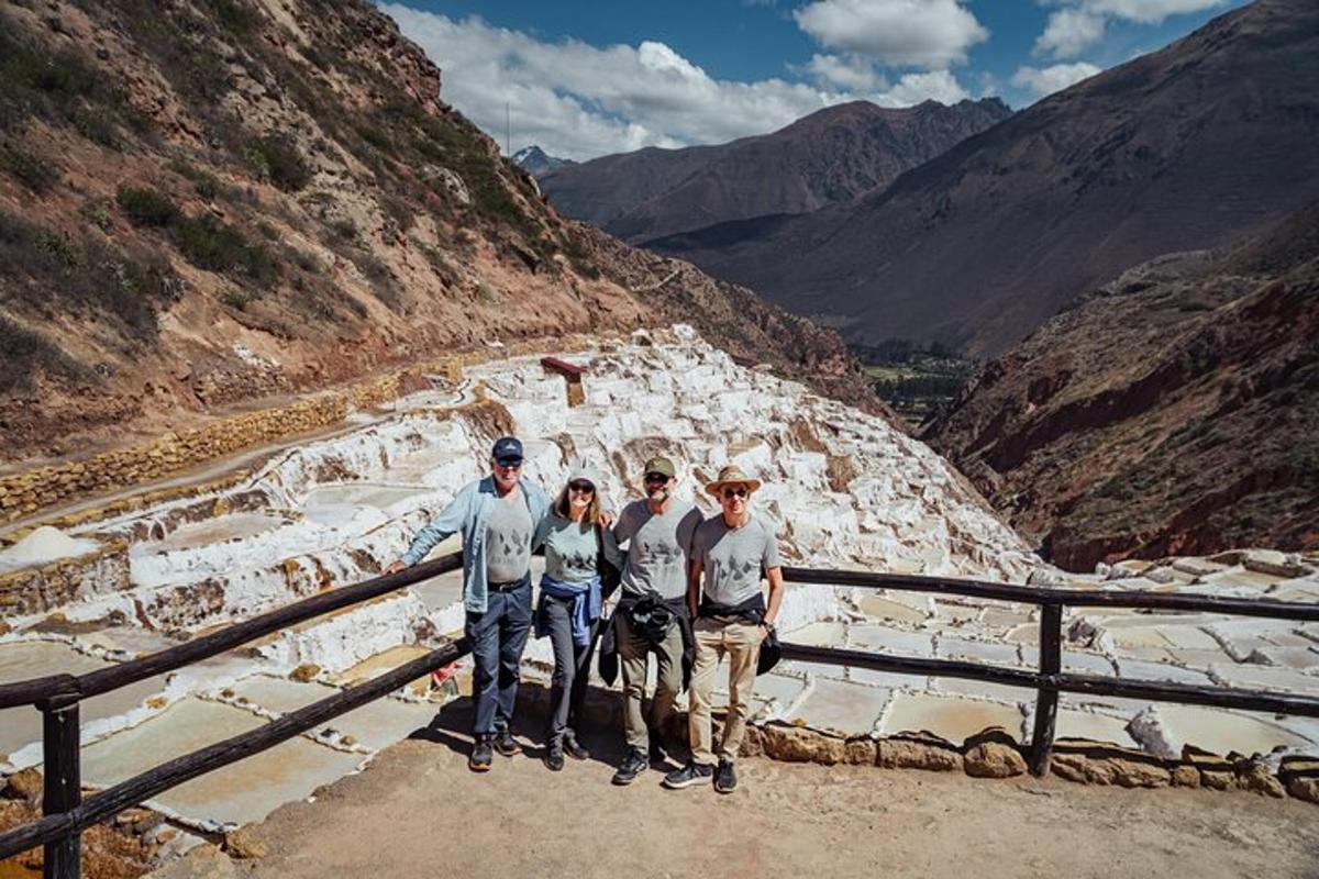 un gruppo di quattro persone in piedi su una montagna