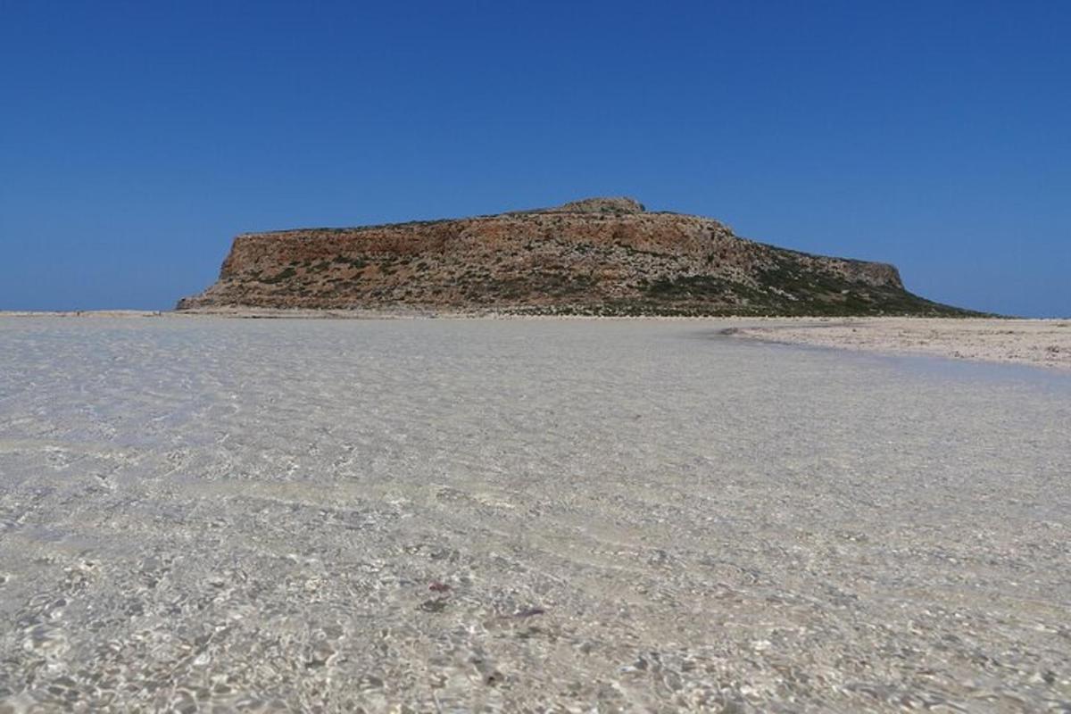 una montaña en medio de un desierto