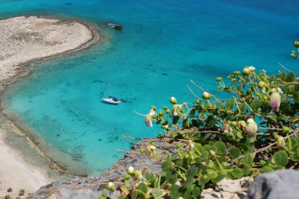um barco na água perto de uma praia