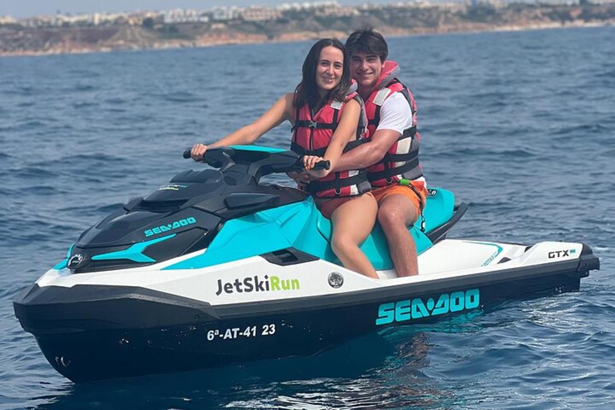 dvoje ljudi sjede na jet skiju u vodi