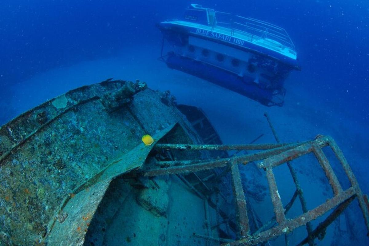 um barco na água ao lado de um navio