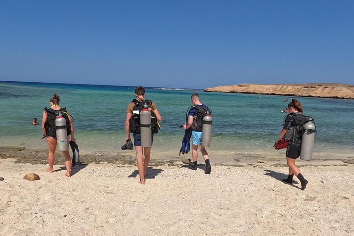 un grupo de personas caminando por la playa