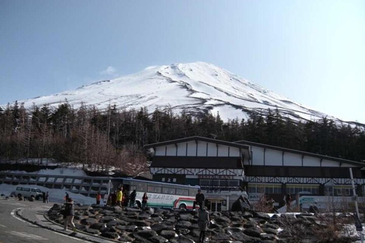 배경에 눈 덮인 산이 있는 큰 건물