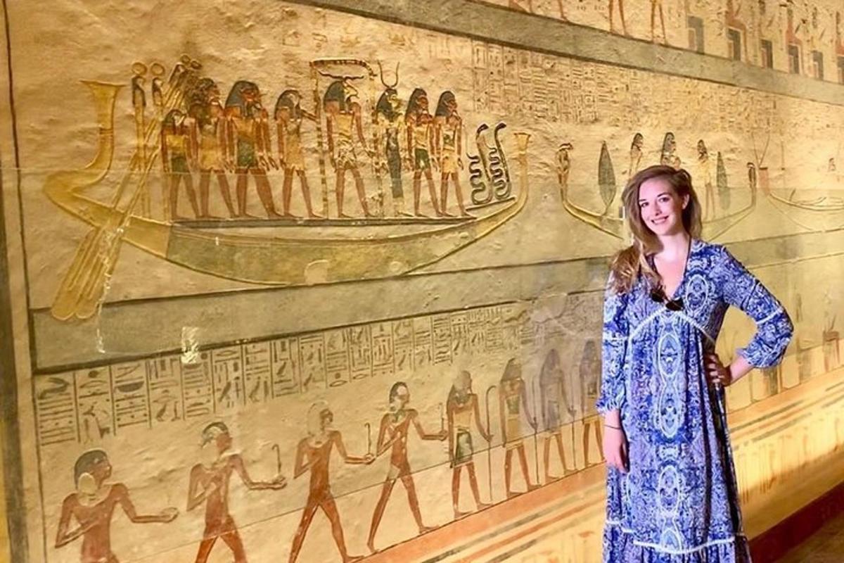 Ένα κορίτσι στέκεται μπροστά σε έναν τοίχο με έναν πίνακα ζωγραφικής