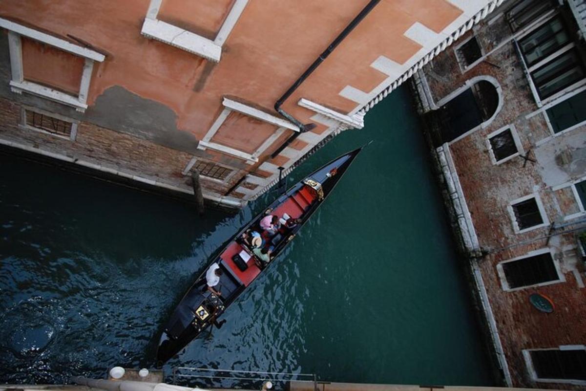 un grupo de personas en un bote en el agua