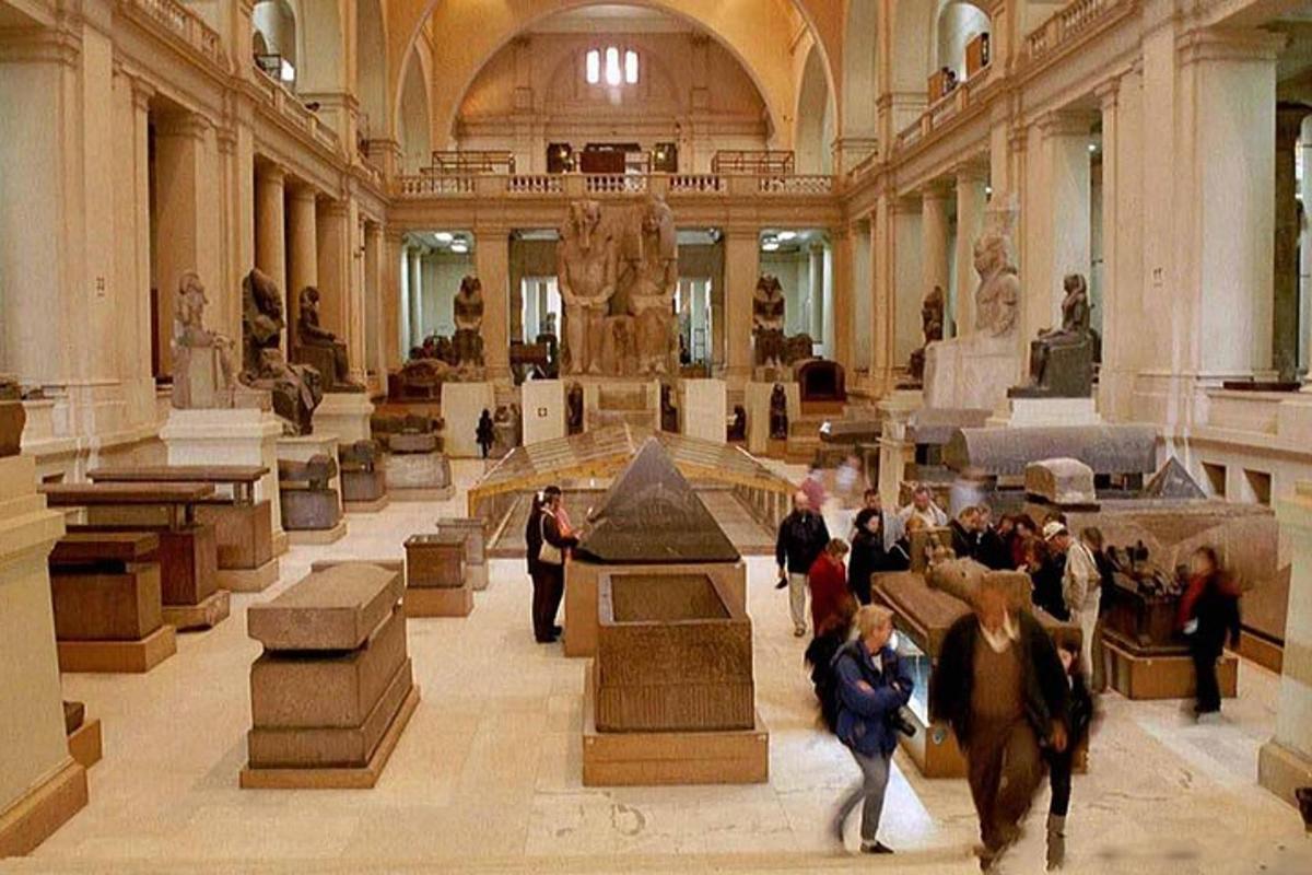 un grup de persones passejant per un museu amb artefactes