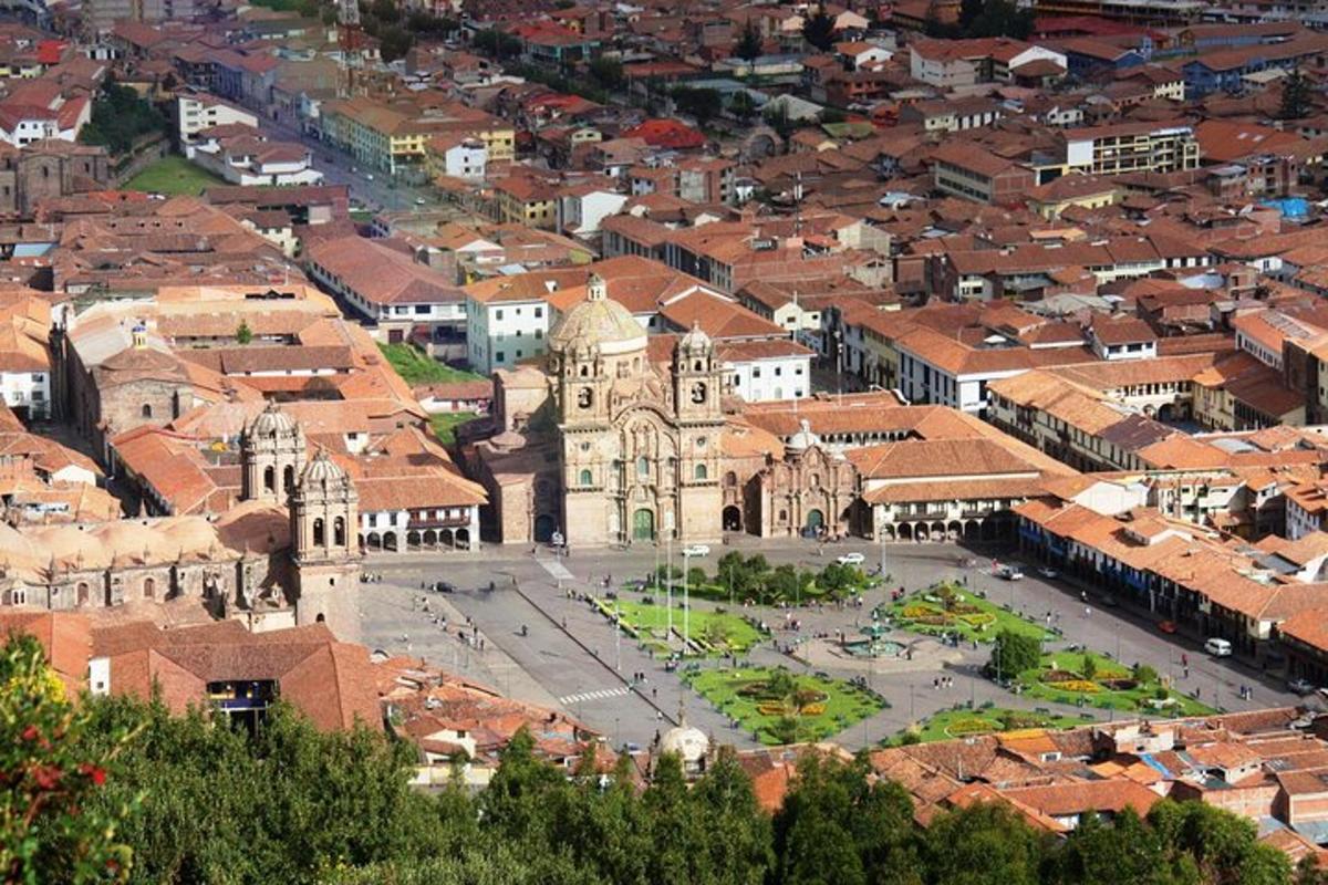 una vista aerea di una città con una chiesa