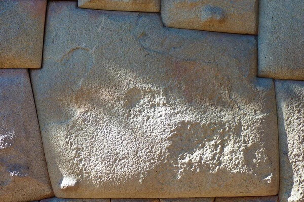 un mucchio di terra sul lato di un muro di mattoni