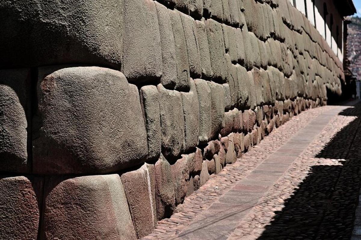 un muro de piedra con una larga hilera de piedras