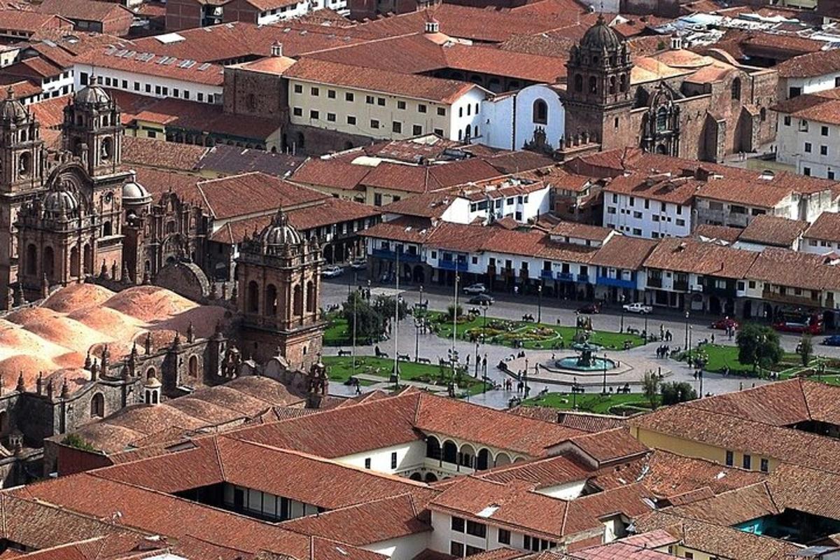 una vista dall'alto di una città con edifici e tetti