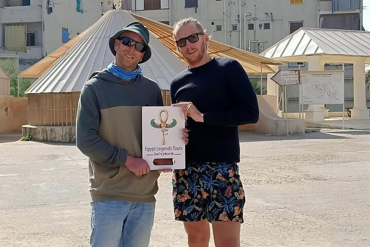 Dva muži drží krabici s cedulí