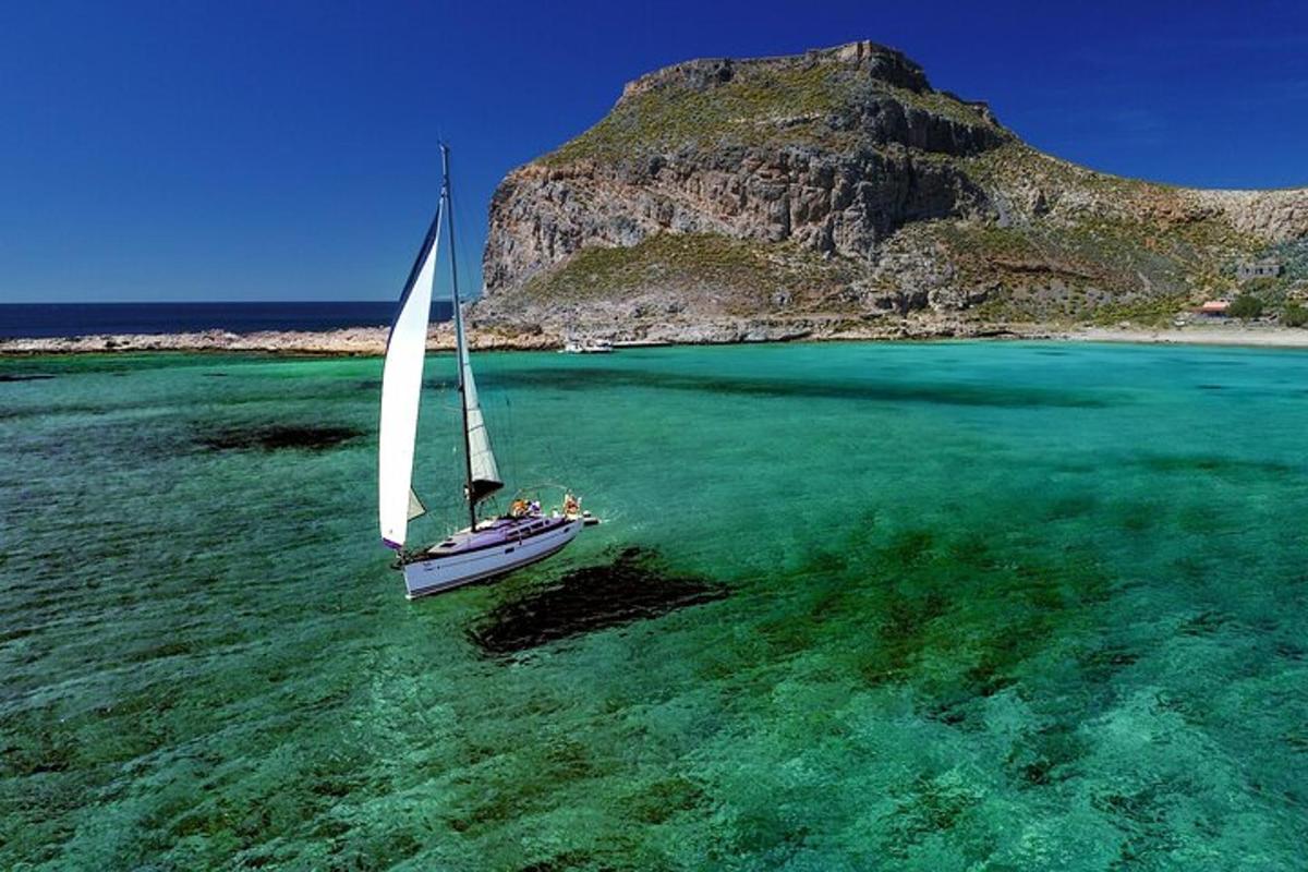 una barca che galleggia nell'acqua dell'oceano