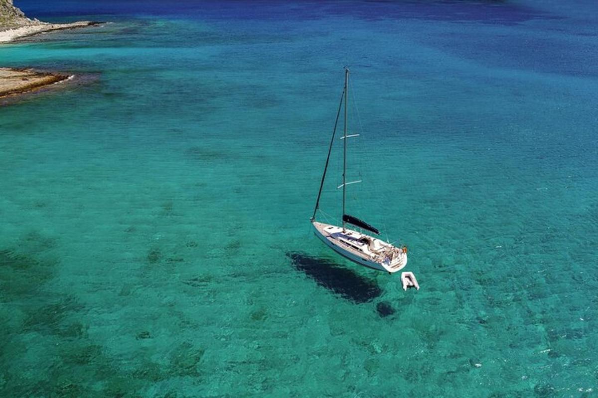 una barca nell'acqua dell'oceano