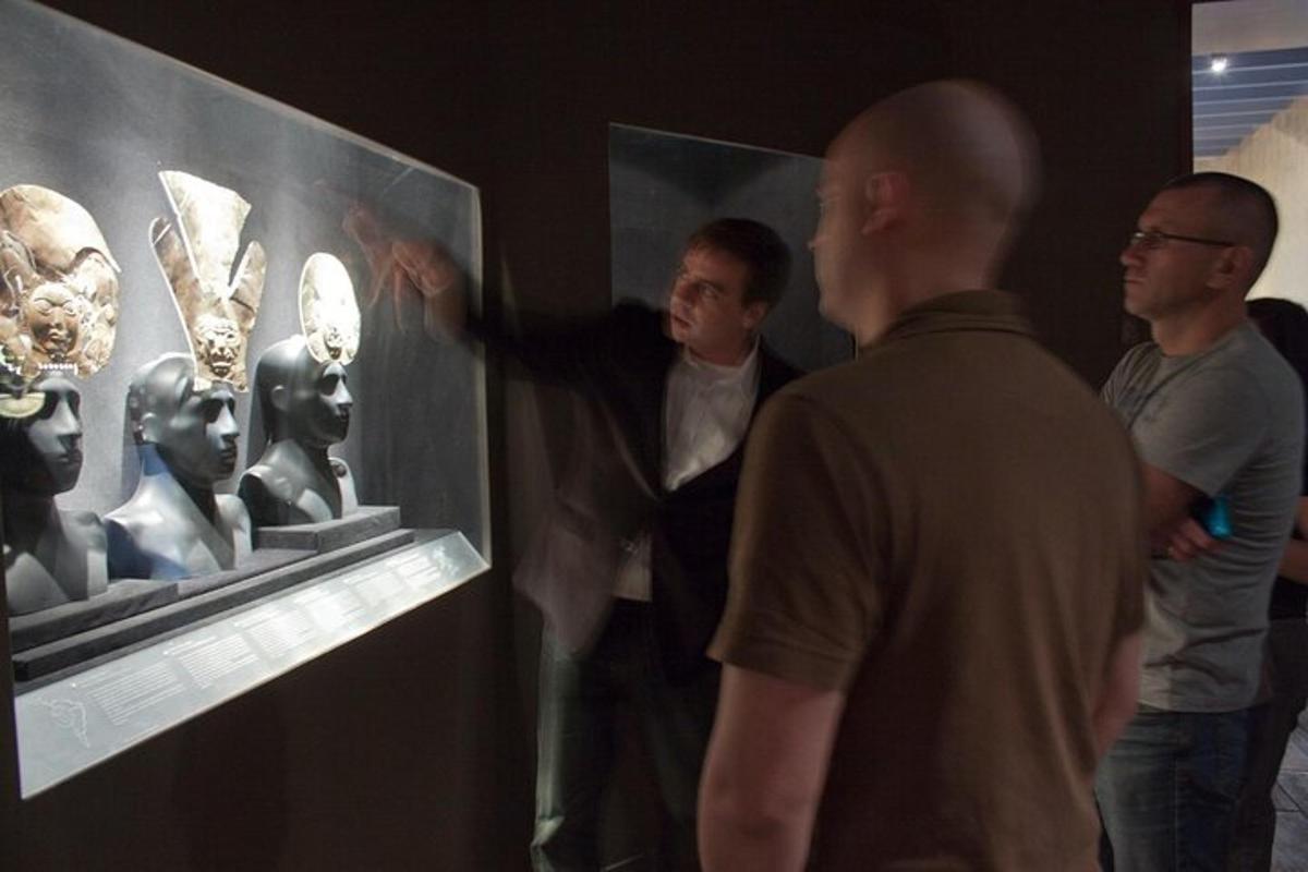 skupina mužů prohlížejících si expozici v muzeu