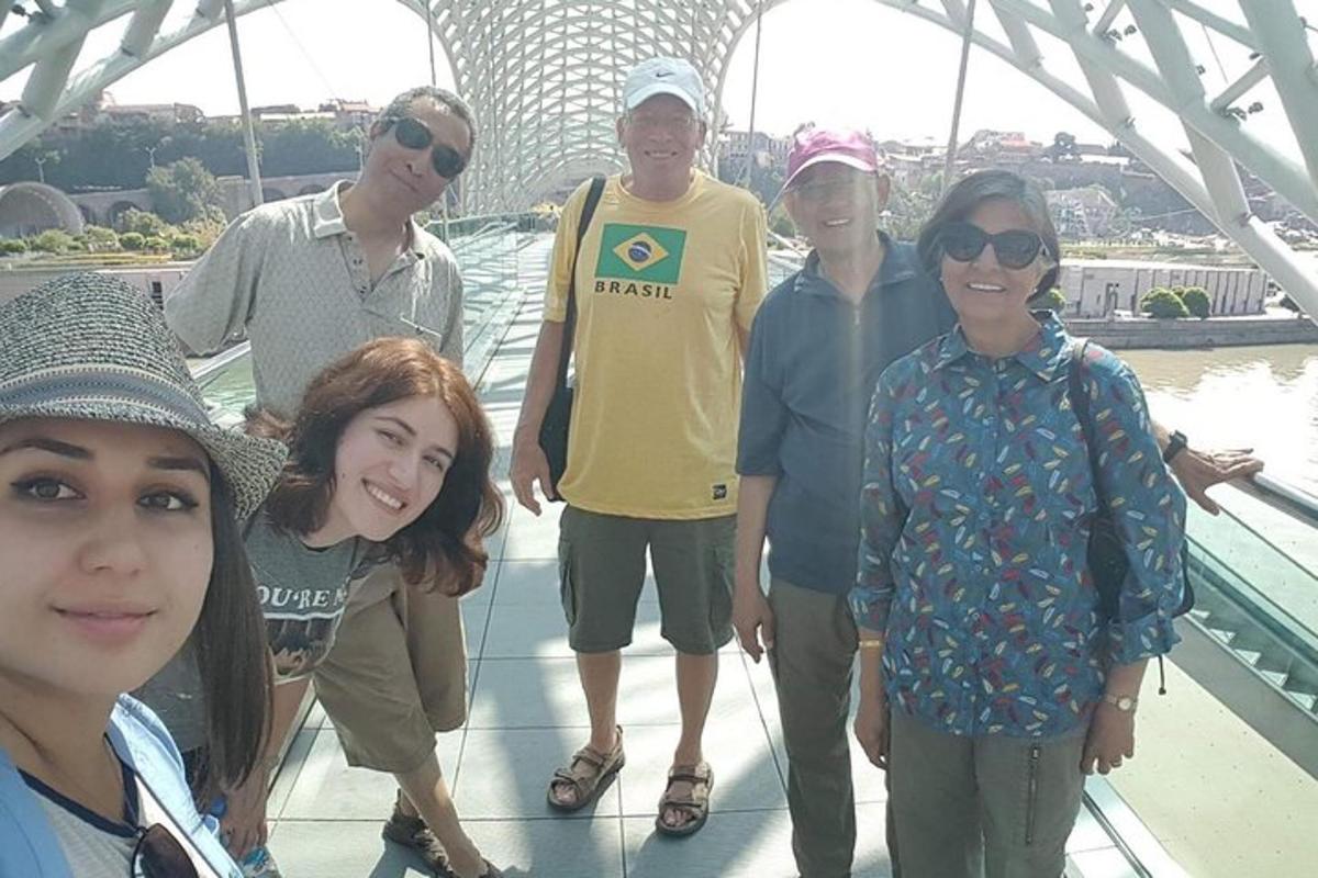 un gruppo di persone in posa per una foto su un ponte