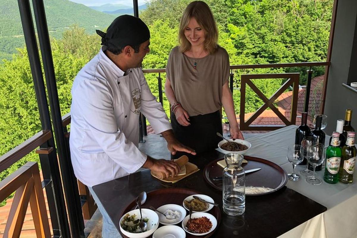 um homem e uma mulher em pé ao lado de uma mesa com comida