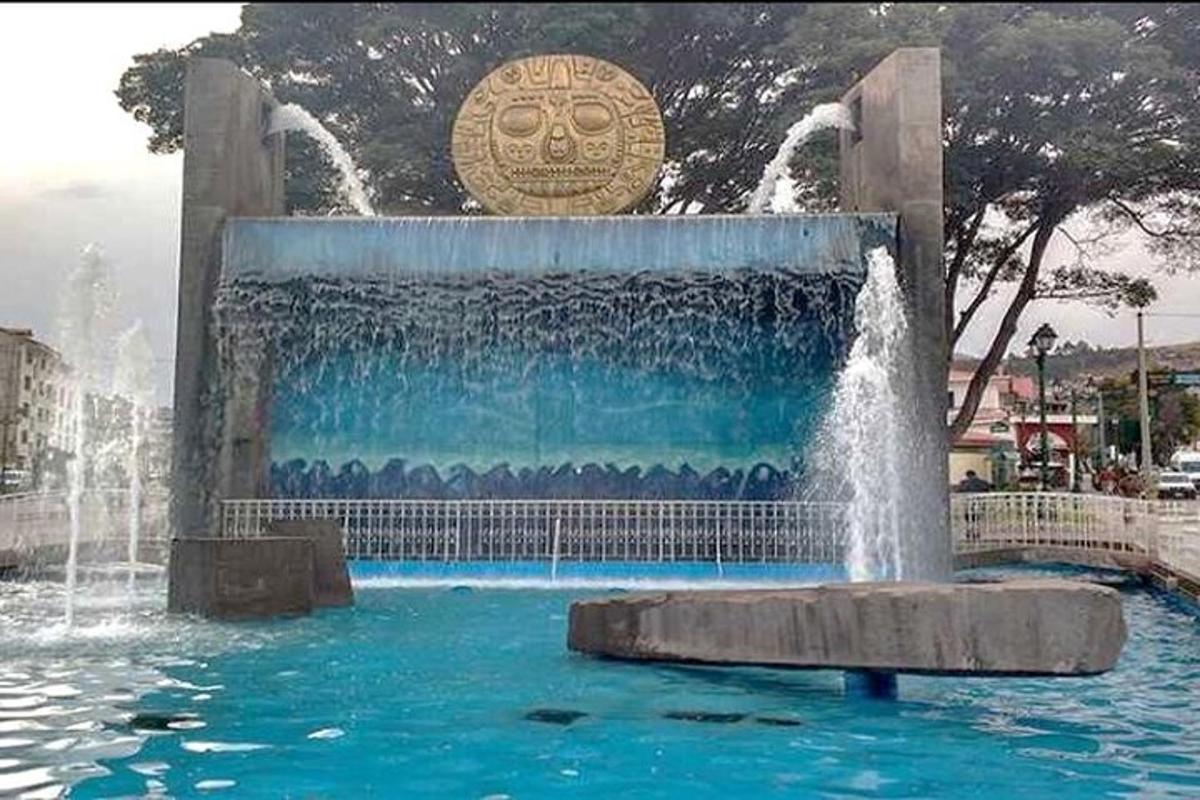 una grande fontana in mezzo all'acqua