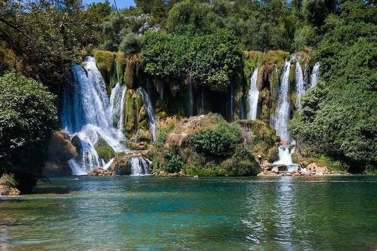 un grup de cascade în mijlocul unui lac