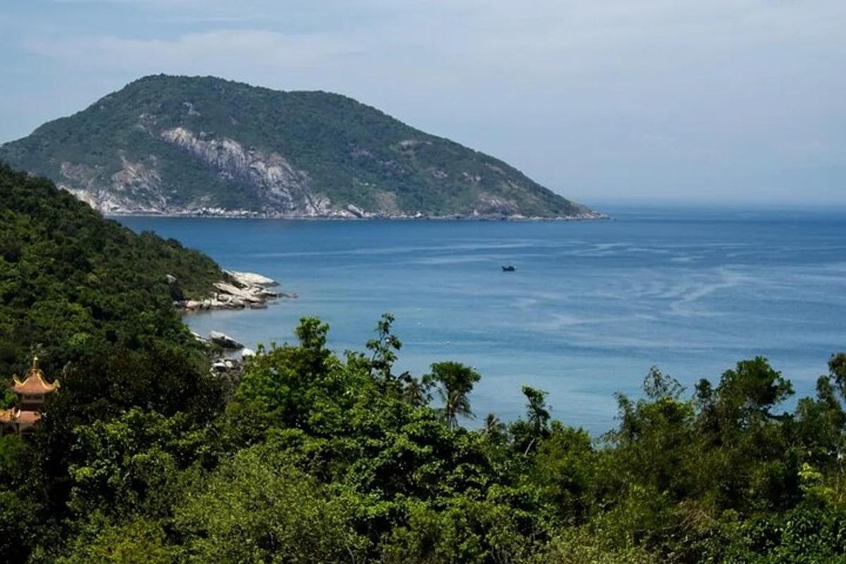 una isla en medio de una gran masa de agua