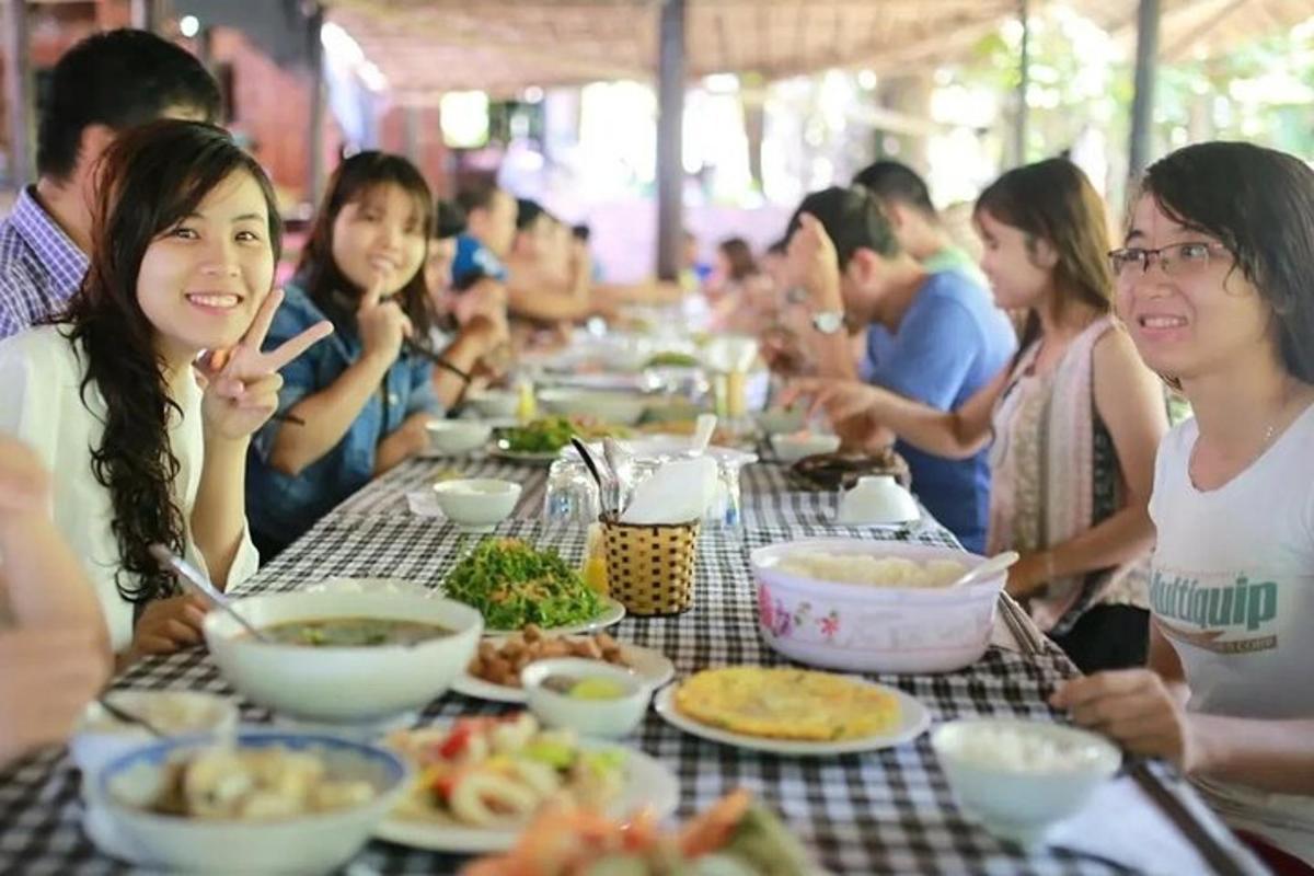 un grupo de personas sentadas en una mesa con comida