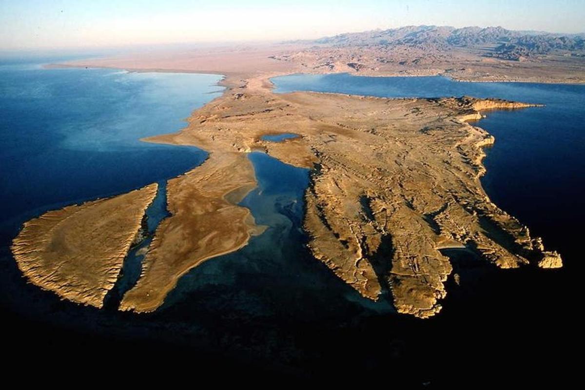 μια εναέρια άποψη ενός νησιού στο νερό