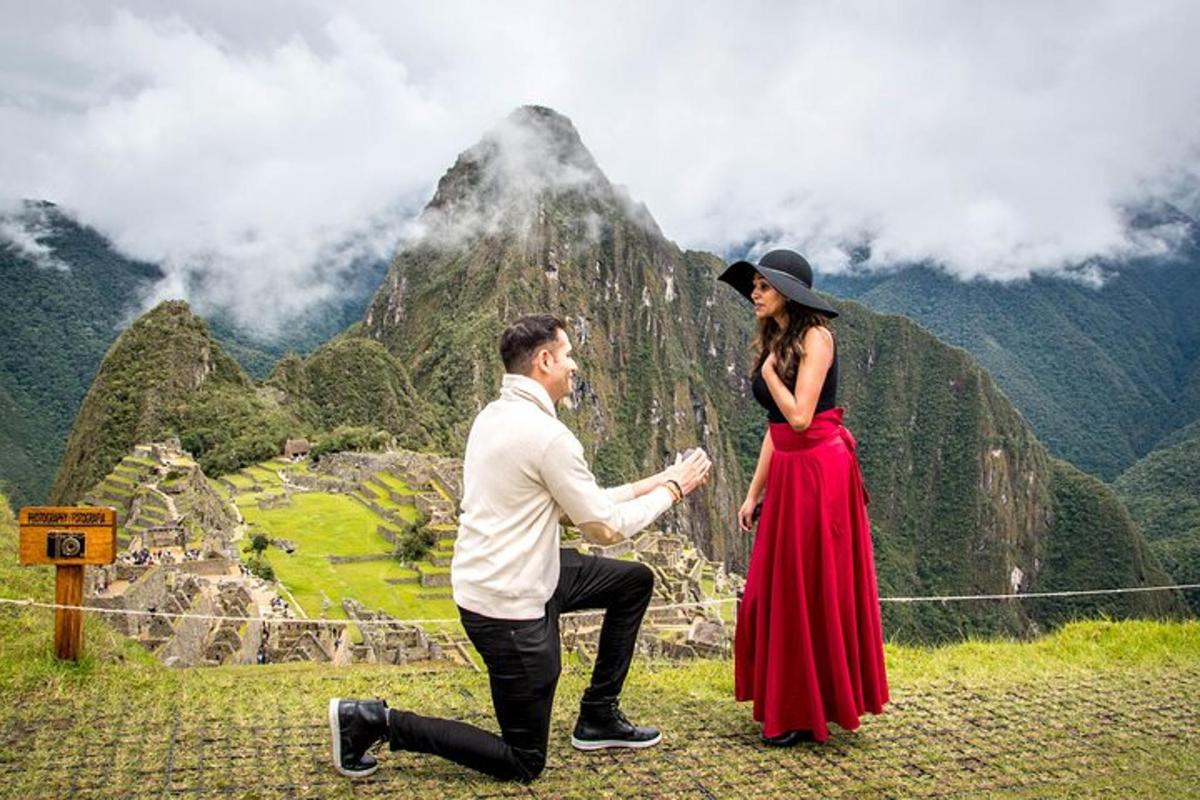 um homem e uma mulher em pé em frente a uma montanha