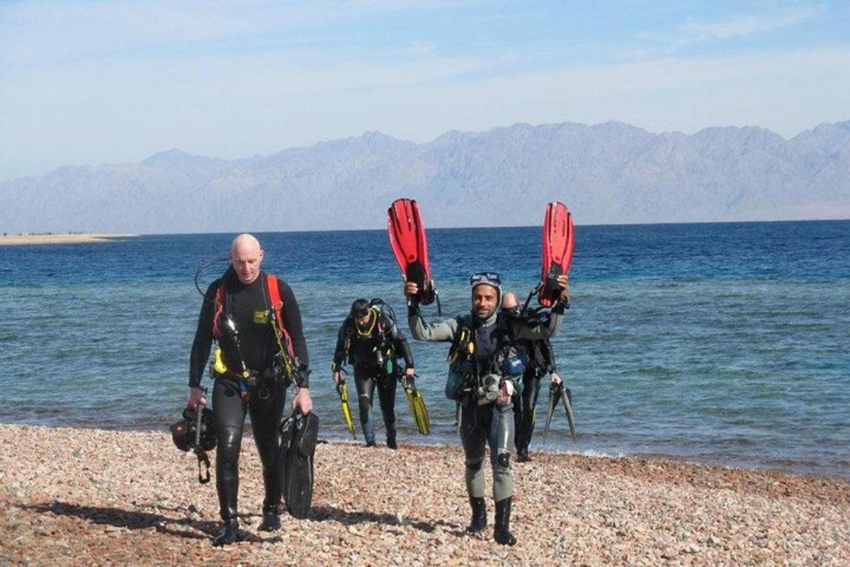 μια ομάδα ανθρώπων που στέκονται στην παραλία