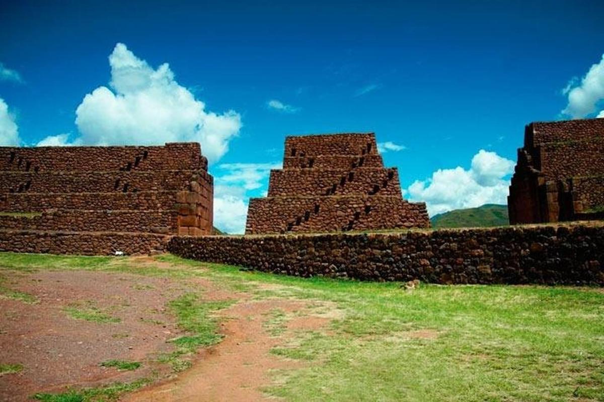 skupina ruin s modrou oblohou v pozadí