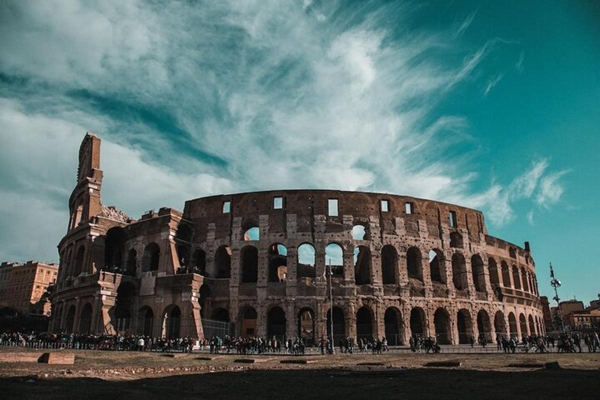 un grande edificio con persone in piedi di fronte