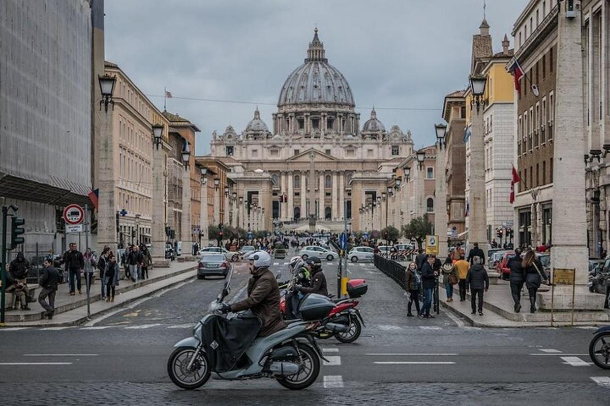 un paio di persone in moto lungo una strada cittadina