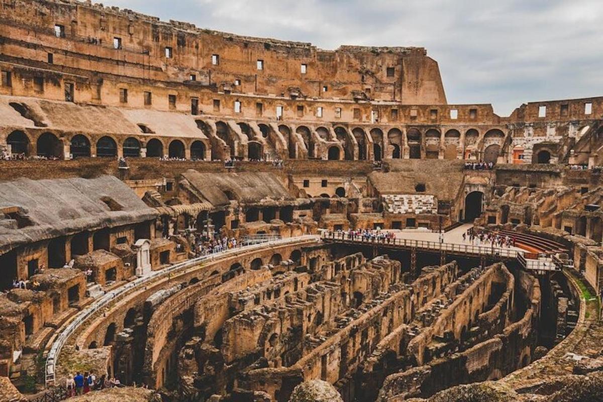 un anfiteatro nel Colosseo di fronte a un edificio