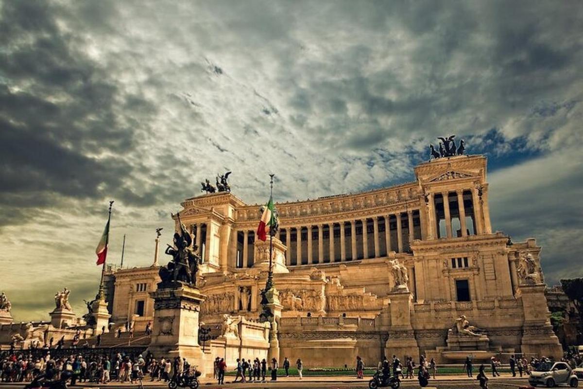 un grande edificio con persone in piedi di fronte