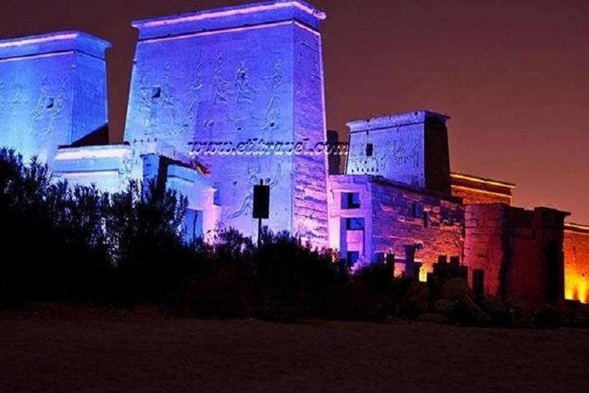 ein mit violetten und blauen Lichtern beleuchtetes Schloss