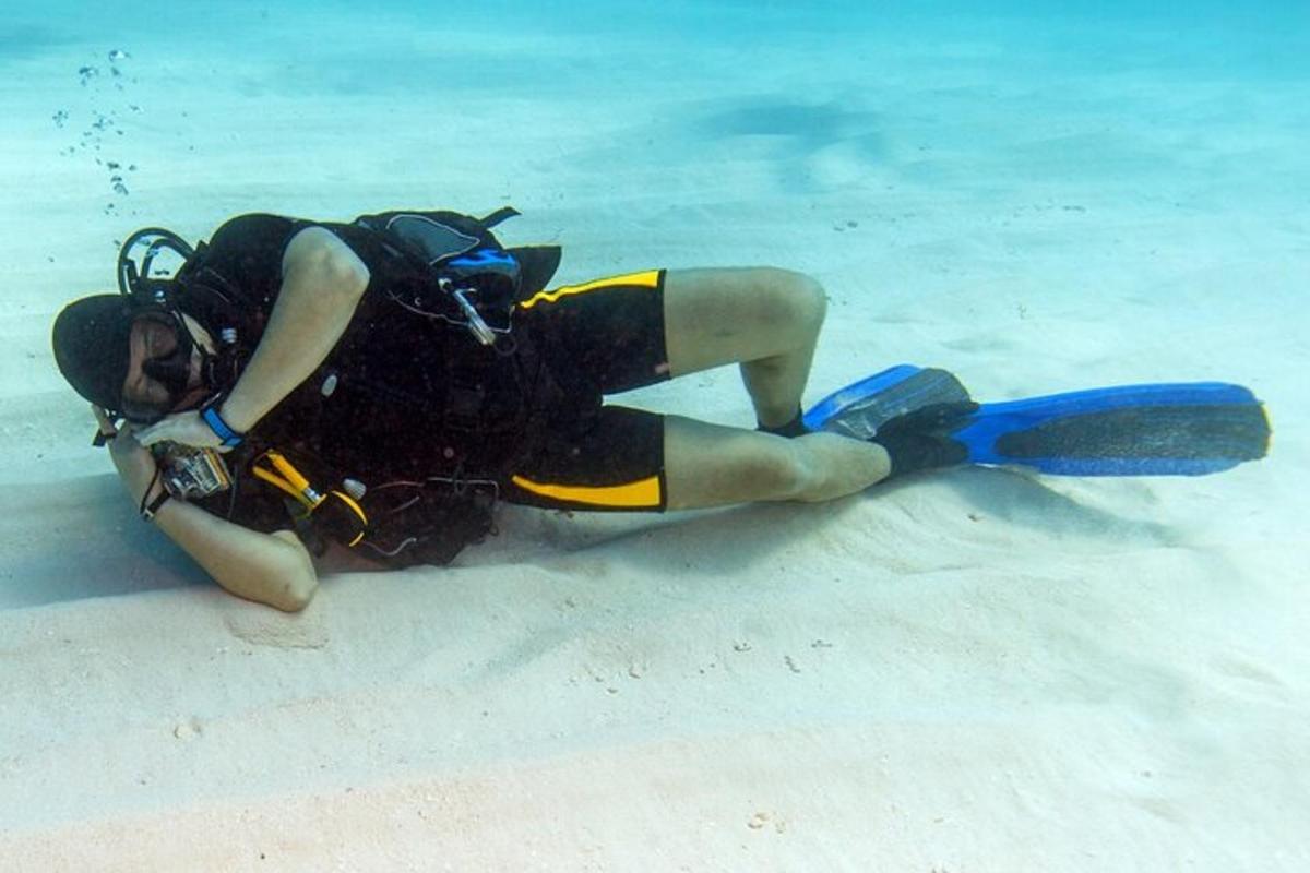 una persona sdraiata a terra nell'acqua