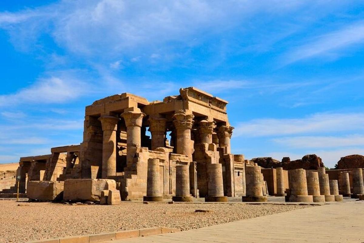 un antico edificio con colonne nel deserto