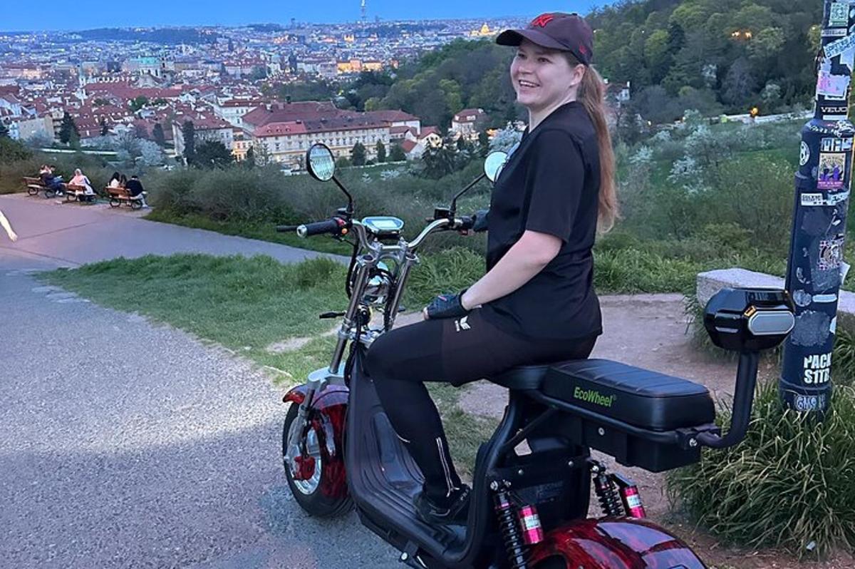 egy nő robogón ül