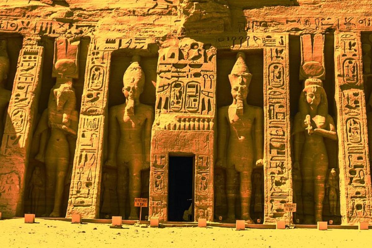kamenná zeď s hieroglyfy